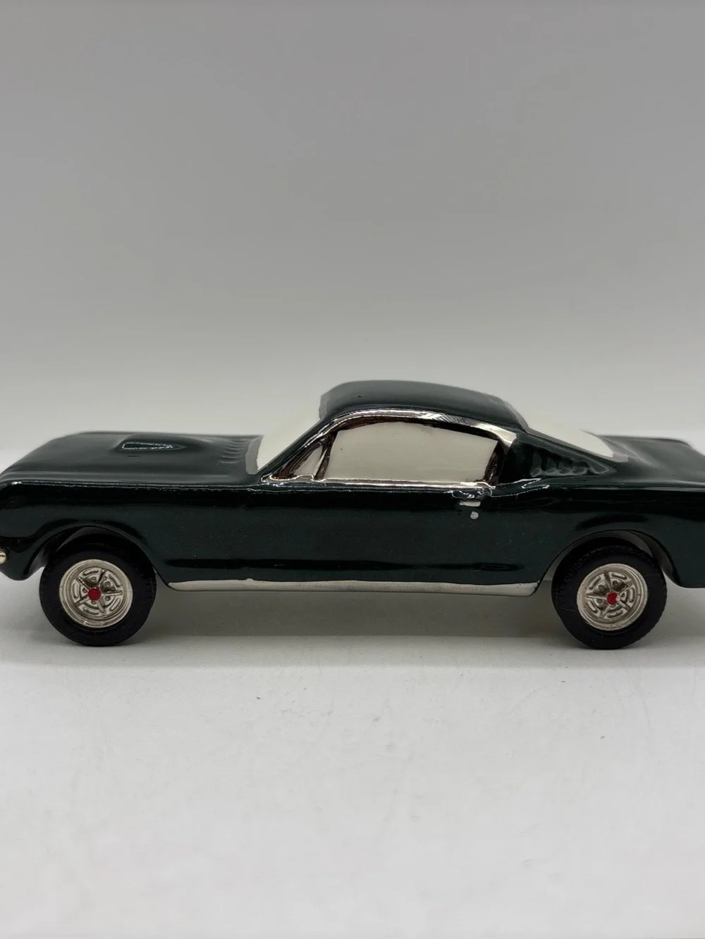 Dept 56 2004 Vintage SVCC 1965 Ford Mustang 2+ 2 Fastback Custom 56.55537 Retire